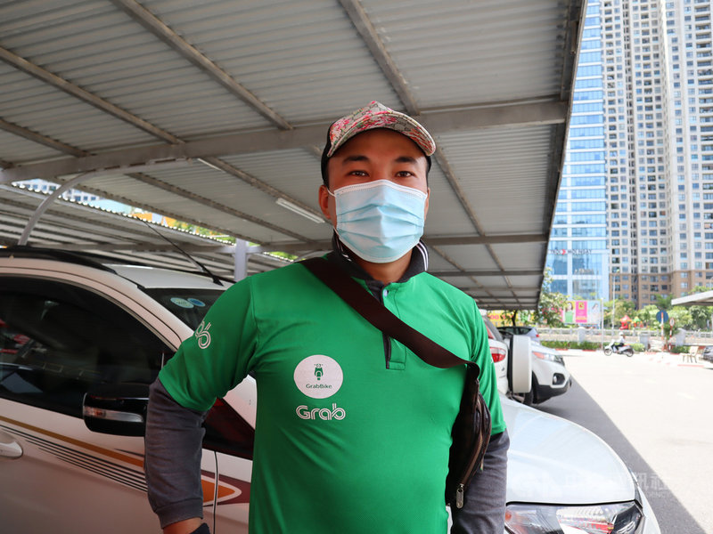 越南摩托計程車司機潘懷龍表示,如果可以選擇,他想打俄羅斯衛星-V及越南國產疫苗,對中國疫苗則不是很有信心。中央社記者陳家倫河內攝 110年6月19日