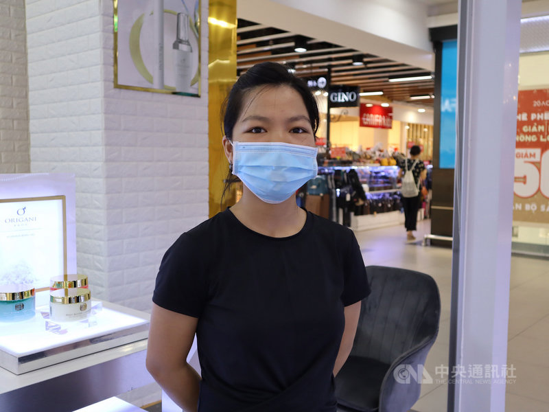 越南化妝品銷售員阮氏香茶說,雖然擔心COVID-19疫苗有副作用,仍願意施打。若可以選擇會優先選越南國產疫苗;出於政治因素等考量,不太會選擇中國疫苗。中央社記者陳家倫河內攝 110年6月19日