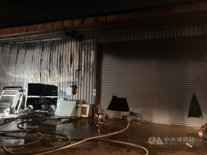 台中市大雅區一處鐵皮工廠19日晚間發生火警,消防局指出,火勢在晚間7時52分撲滅,消防人員勘查火場時,發現1人呈現OHCA(到院前心肺功能停止)狀態,立即送醫急救;起火原因正在調查釐清。(台中市消防局提供)中央社記者蘇木春傳真 110年6月19日