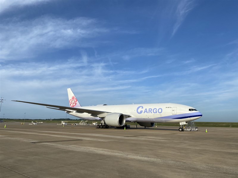 美方捐贈台灣250萬劑莫德納疫苗19日由駐美代表蕭美琴代表接收,20日傍晚將抵台;總統蔡英文再次感謝美國政府以具體行動支持台灣抗疫,印證台美友好關係的堅若磐石。(駐美代表處提供)中央社記者江今葉華盛頓傳真 110年6月19日