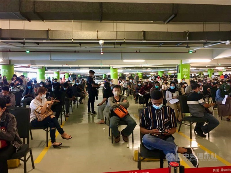 印尼官員表示,超過350名醫護在接種北京科興的COVID-19疫苗後仍確診。圖為17日雅加達民眾等待接種疫苗。(中央社檔案照片)
