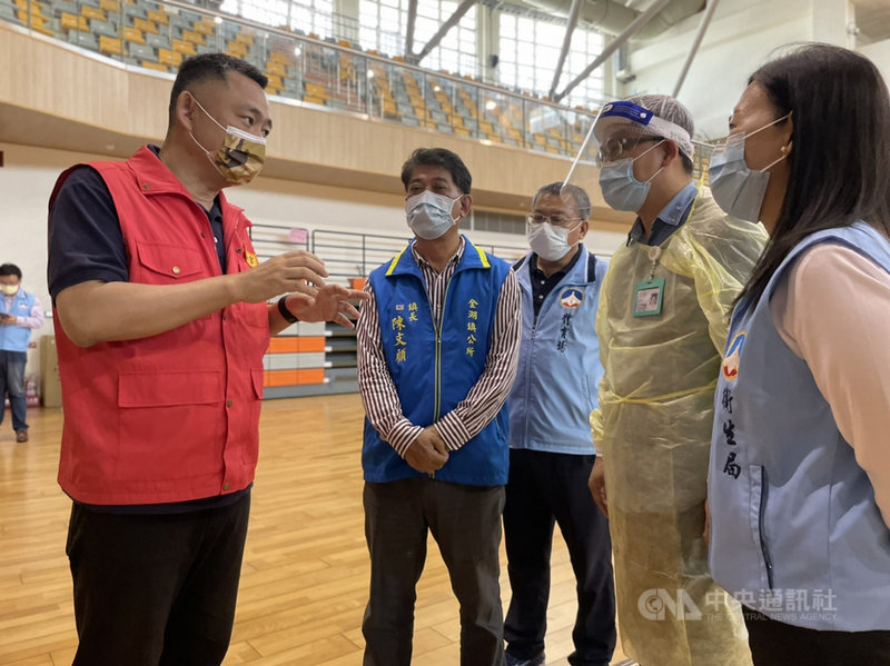 武漢肺炎疫情嚴峻,金門縣衛生局19日下午透過網路發文指出,上午有媒體報導金門縣有6例確診病例,是錯誤訊息,金門縣目前仍為「零確診」。圖為金門縣長楊鎮浯(左)視察了解疫苗施打情形。(金門縣政府提供)中央社記者黃慧敏傳真 110年6月19日
