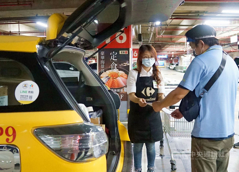 高雄市政府首創的「高雄好家載」結合LINE、點餐平台、餐飲、市場、夜市與計程車業、機車快遞業者打造防疫互助經濟,已有數百家餐飲業者及11處市場、夜市上線,18日家樂福高雄9家分店也宣布加入。(高雄市政府提供)中央社記者洪學廣傳真 110年6月19日