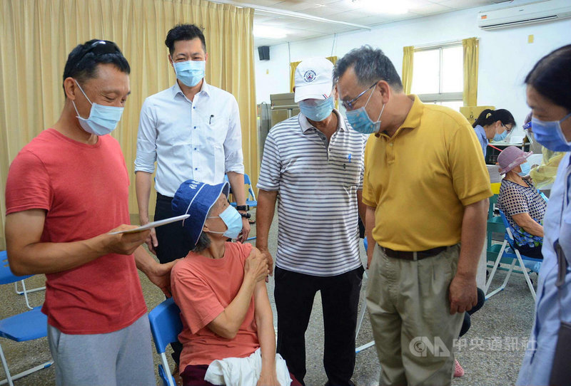 澎湖75歲以上長者疫苗同步施打,縣長賴峰偉(前右2)19日前往西衛活動中心,了解採用小規模的宇美町式施打法,籲請施打作業「求好不求快」,讓長者安心接種。(澎湖縣政府提供)中央社 110年6月19日