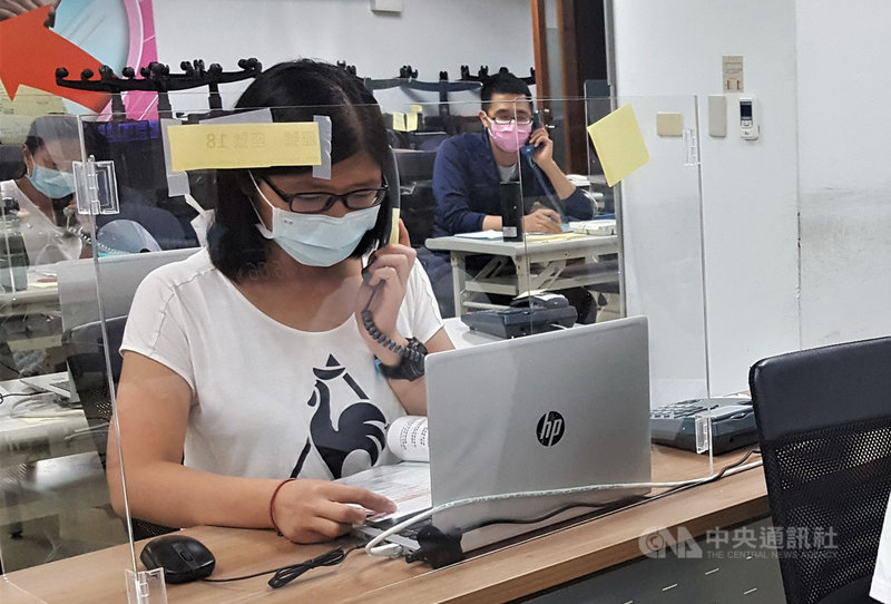 新北市學校護理人員協會指出,目前有超過200名學校護理師支援防疫前線,協助疫情調查及提供隔離民眾健康指引,這些有經驗的護理人員攜手合作,盼一同防堵疫情,讓生活早日回歸正常。(新北市教育局提供)中央社記者黃旭昇新北市傳真 110年6月19日