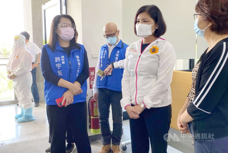 雲林縣長張麗善(右2)19日表示,雲林縣20鄉鎮共392 名村里長已施打武漢肺炎疫苗,6497名鄰長已規劃納入下一波接種,盼降低鄰長在基層奔走時感染風險與心中壓力。(雲林縣政府提供)中央社記者蔡智明傳真 110年6月19日
