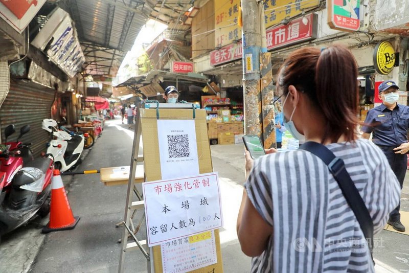 新北市板橋大觀路龍興民有市場未落實人流管控及防疫措施,18日遭市府開立稽查單。市場19日進行改善,實施實聯制、量測額溫、酒精消毒等,並標示容留人數,管制採買人流。(新北市府提供)中央社記者黃旭昇新北傳真 110年6月19日