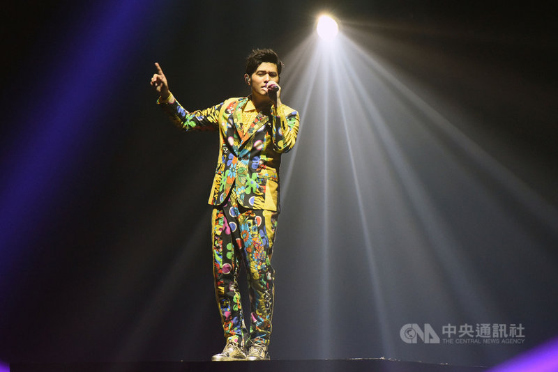 歌手周杰倫與國際拍賣公司蘇富比合作,提供3組演唱會表演服拍賣,最後拍出港幣263萬元(約新台幣941萬),將全數捐給為重症病童圓夢的非營利組織國際許願基金會。(杰威爾音樂提供)中央社記者王心妤傳真 110年6月19日
