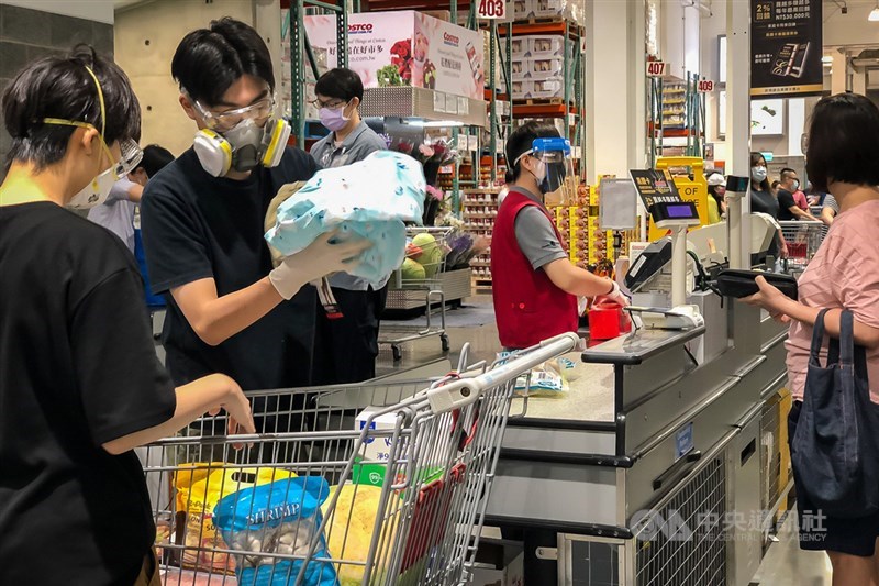 全國疫情第三級警戒持續施行,經濟部考量賣場第一線收銀人員與人接觸頻繁,考慮向中央爭取新竹以北的賣場第一線收銀約5萬人優先施打疫苗。(中央社檔案照片)