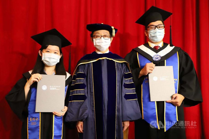 台灣科技大學19日舉辦線上畢業典禮,校長顏家鈺(中)勉勵學生在疫情中用溫暖力量迎向未知的挑戰。(台科大提供)中央社記者陳至中台北傳真 110年6月19日