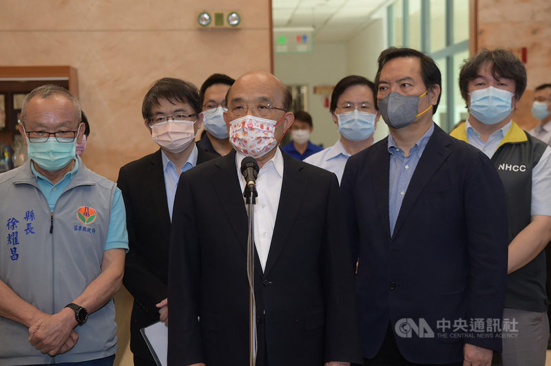 行政院長蘇貞昌(前中)與行政院秘書長李孟諺(左2)、發言人羅秉成(右2)19日視察苗栗電子廠防疫加強工作。左1為苗栗縣長徐耀昌、右1為衛福部醫福會執行長王必勝。(行政院提供)中央社記者賴于榛傳真 110年6月19日