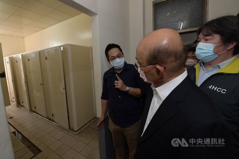 行政院長蘇貞昌(右2)19日視察苗栗電子廠防疫加強作為。(行政院提供)中央社記者賴于榛傳真 110年6 月19日