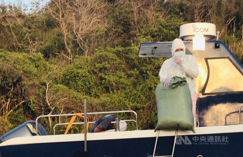 金門岸巡隊19日表示,高雄籍漁船「龍錸號」自用小船在金門廈門海域形跡可疑,金門海岸巡和查緝隊員在船內密艙查獲中國乾燥香菇一批,共46袋,總重774.14公斤。(金門岸巡隊提供)中央社記者黃慧敏傳真 110年6月19日