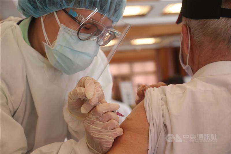 指揮中心指揮官陳時中說,截至19日共有49人接種疫苗後死亡,初步研判多與時序相關,並非由疫苗導致。圖為醫護為長者接種疫苗。(中央社檔案照片)