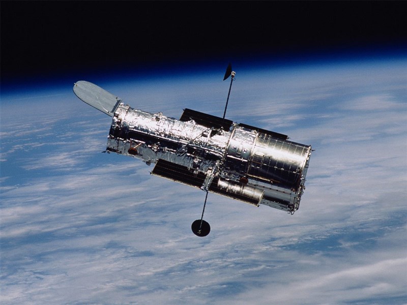 NASA 18日表示,探索浩瀚宇宙超過30年的哈伯太空望遠鏡(圖)過去幾天來故障當機,初步證據指向記憶體模組損害造成酬載電腦出問題。(圖取自facebook.com/HubbleTelescope)