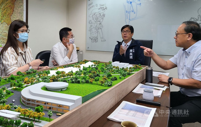 高雄大美術館計畫最後一哩路,市長陳其邁(右2)19日宣布將在美術館園區西側設立新館「內惟藝術中心」,未來由高美館、高史博、電影館三館共構,展開城市藝術、歷史、影視文化的多元對話。(高雄市政府提供)中央社記者洪學廣傳真 110年6月19日
