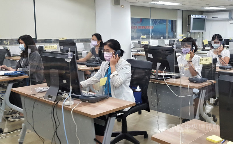 國內武漢肺炎疫情持續,新北市學校護理人員協會理事長吳秀汝19日表示,計有213名學校護理師投入支援防疫前線,協助疫情調查與隔離民眾的健康指引。(新北市教育局提供)中央社記者黃旭昇新北市傳真 110年6月19日