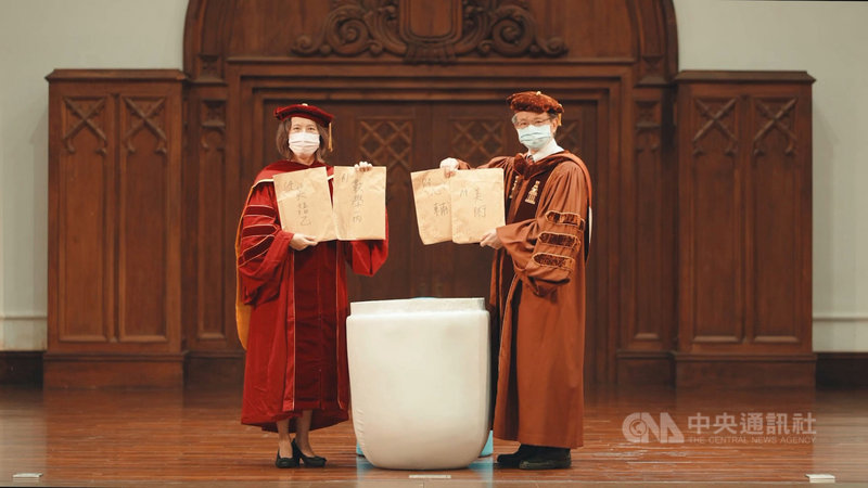 台灣師範大學19日舉辦線上畢業典禮,校長吳正己(右)期許畢業生繼續秉持學習熱忱,在挫折中不要失去勇氣,順遂時也要記得給他人溫暖回饋。現場進行「開啟時光膠囊」儀式。(台師大提供)中央社記者陳至中台北傳真 110年6月19日