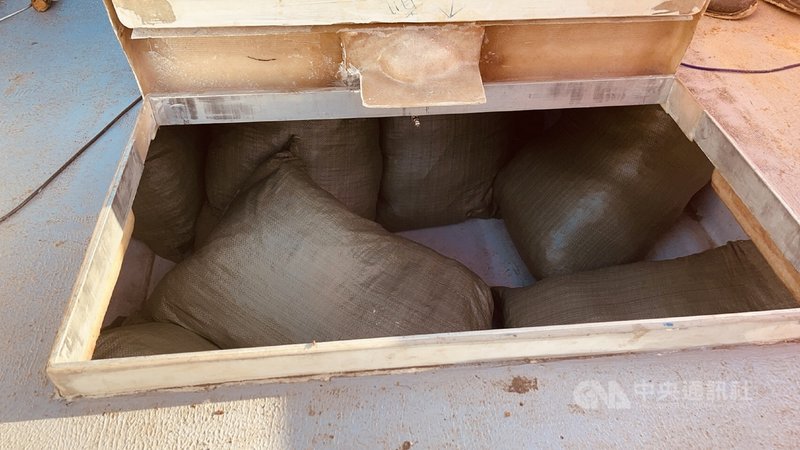金門岸巡隊19日表示,高雄籍漁船「龍錸號」自用小船在金門廈門海域形跡可疑,金門海岸巡和查緝隊員在船內密艙查獲中國乾燥香菇。全案依法送辦。(金門岸巡隊提供)中央社記者黃慧敏傳真 110年6月19日