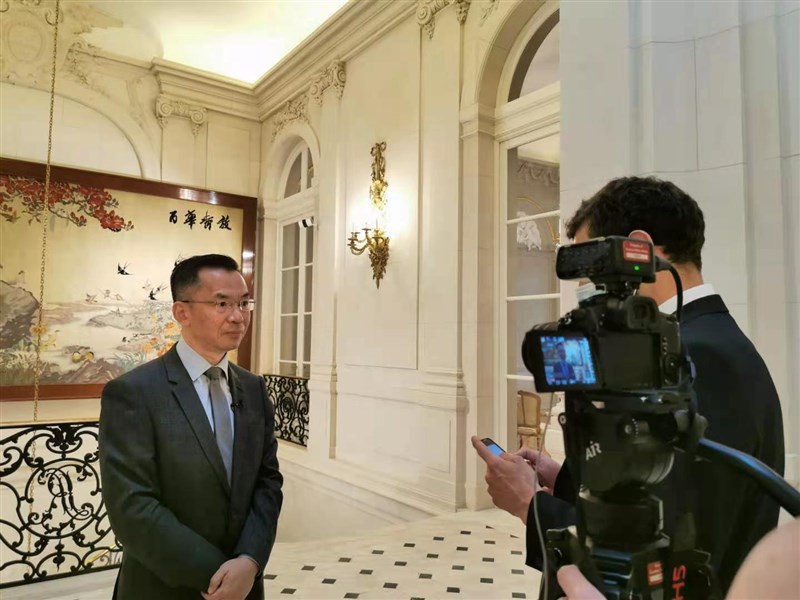 中國駐法國大使盧沙野（左）近日接受專訪談論戰狼外交，密集發聲引起法國學界和媒體的關注與反彈。（圖取自twitter.com/AmbassadeChine）
