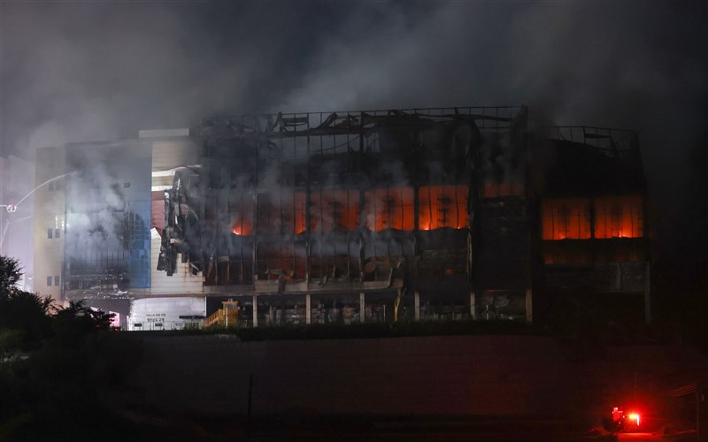 韓國最大電商Coupang旗下位於京畿道利川市的物流中心17日發生火警,火勢延燒超過48小時。(韓聯社)