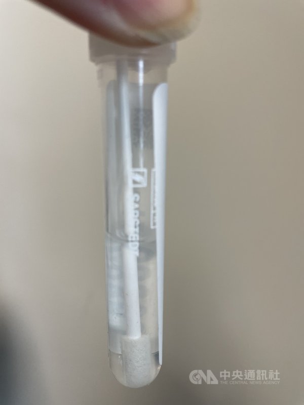 自行篩檢的民眾須先上網登錄基本資料與試管上的兩組編號,之後將棉花棒深入鼻腔刮下檢體,放入存放的試管中密封後,放入塑膠袋,之後再裝入信封中。中央社記者江今葉華盛頓攝 110年6月19日