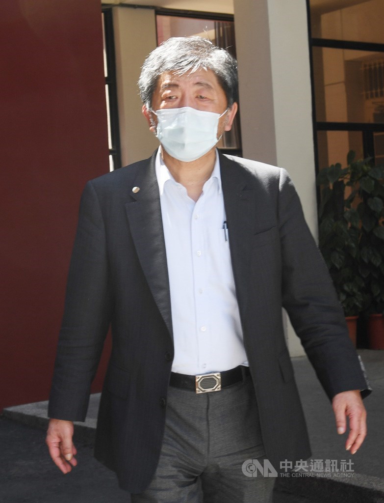 指揮中心指揮官陳時中18日參與總統蔡英文和鴻海、台積電的疫苗轉贈會談,被外界認為神情嚴肅,揣測恐有波折。陳時中19日回應,他本來就是撲克臉,不能用他的臉判斷。(中央社檔案照片)
