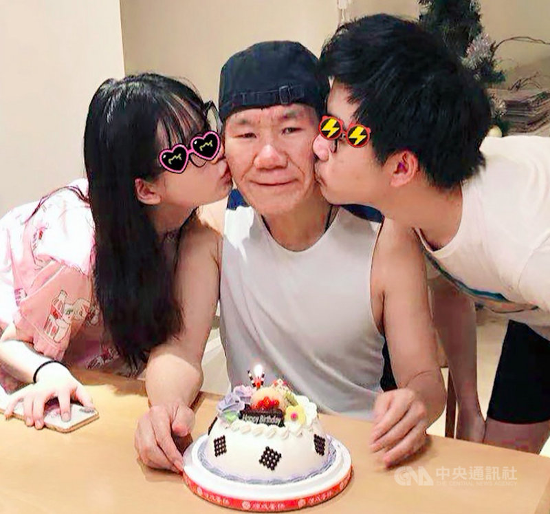 金曲歌王趙傳(中)18日喜迎60歲生日,兒女除了買蛋糕也送上手作卡片,趙傳表示,「疫情期間能有家人健康陪伴,就是最好的禮物。」(旋風音樂提供)中央社記者王心妤傳真 110年6月19日