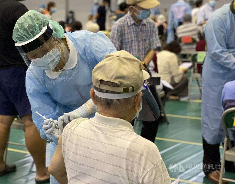 嘉義市20至22日將為78歲以上長者施打AZ疫苗,衛生局副局長廖育瑋19日表示,目前已通報5起疫苗接種不良反應死亡事件,希望這些事件不會影響長者施打意願。圖為110年6月15日高齡長者接種疫苗情形。中央社記者蔡智明攝 110年6月19日