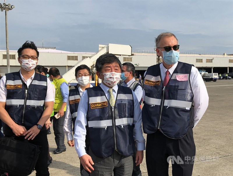 美國捐贈的250萬劑莫德納疫苗20日下午4時30分左右運抵桃園國際機場,美國在台協會(AIT)處長酈英傑(前右)與中央流行疫情指揮中心指揮官陳時中(前右2)等人到場接機。中央社記者吳睿騏桃園機場攝 110年6月20日