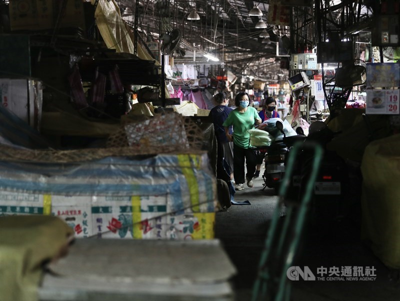 台北農產運銷公司有員工確診COVID-19,18日第一果菜批發市場零批場營運也受到影響,前來採買的民眾不若以往。中央社記者張皓安攝 110年6月18日