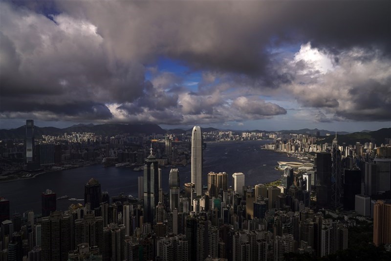 陸委會表示，因港府對台駐港辦人員簽證設置不合理政治條件，導致派駐人員無法續留及赴任，21日起將調整駐港辦業務。圖為香港維多利亞港。（中新社）