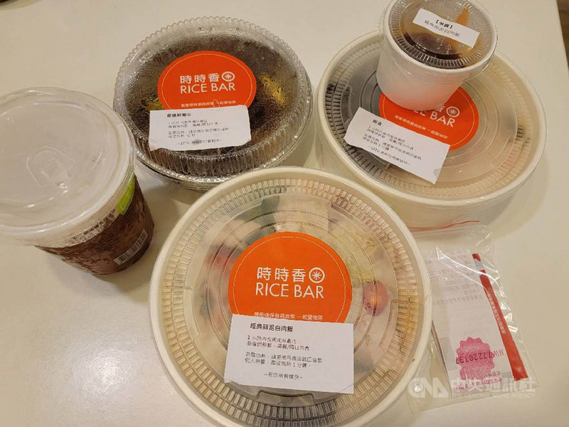 餐飲業者指出,外帶、外送並非只是把餐點放進盒子裡,每一道菜要如何久放、不影響口感,如何選擇保溫包材,都要另花時間設計,確保消費者品質。中央社記者江明晏攝 110年6月20日