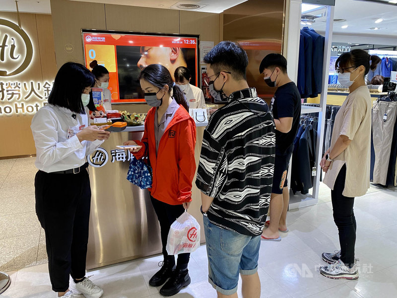 疫情波及,百貨商場餐飲全數暫停內用,麻辣鍋餐廳靠外帶生意撐盤,智慧餐飲科技業者iCHEF調查指出,餐飲業「線上外帶」業績持續大幅攀升,在防疫警戒提升後的第3週已成長超過4倍。(圖遠百提供)中央社記者江明晏傳真 110年6月20日