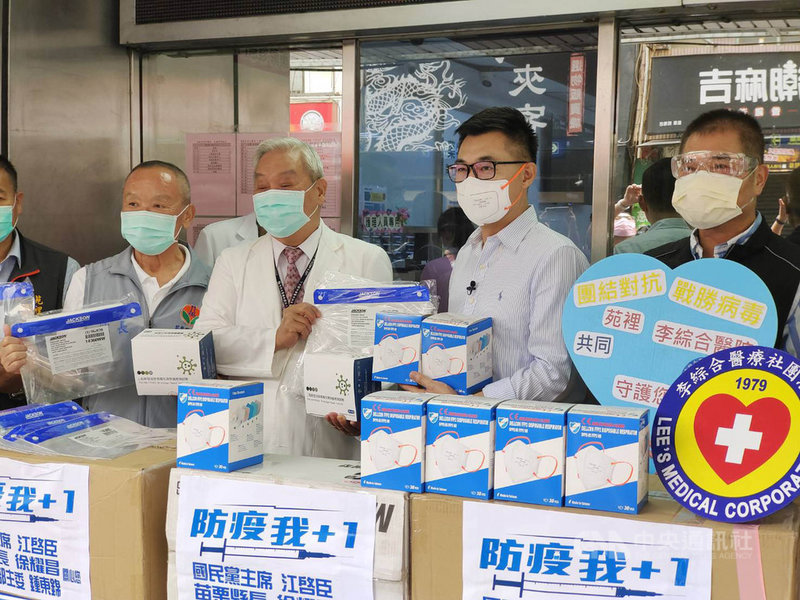 中國國民黨主席江啟臣(右2)20日上午到苗栗縣李綜合醫院、大千醫院及為恭醫院捐贈防疫物資挺醫護。中央社記者管瑞平攝 110年6月20日