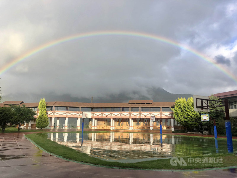 台中市梨山地區19日斷斷續續下著雨,雨停後傍晚天空出現彩虹,梨山國中小美術老師蔡佩君隨手拍下,在疫情期間,看到這美麗景色,大家心情都覺得豁然開朗。(蔡佩君提供)中央社記者郝雪卿傳真 110年6月20日