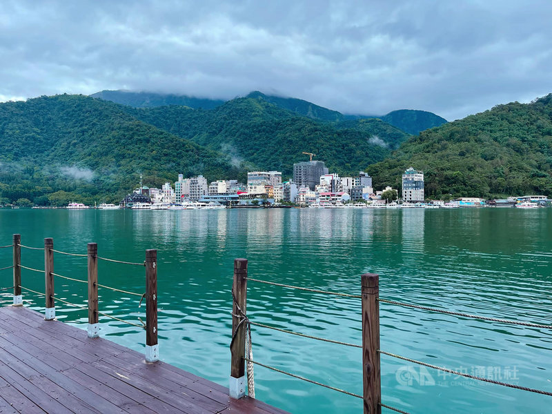 隨著降雨與集水區挹注,日月潭水位持續升高,根據經濟部水利署中區水資源局網站資料,日月潭水庫20日上午蓄水率達90.27%,水位高度746.92公尺,距離滿水位只剩1.56公尺,相較6月1日水位735.30公尺,已大幅上升逾11公尺。(日月潭一等高提供)中央社記者蕭博陽南投縣傳真 110年6月20日