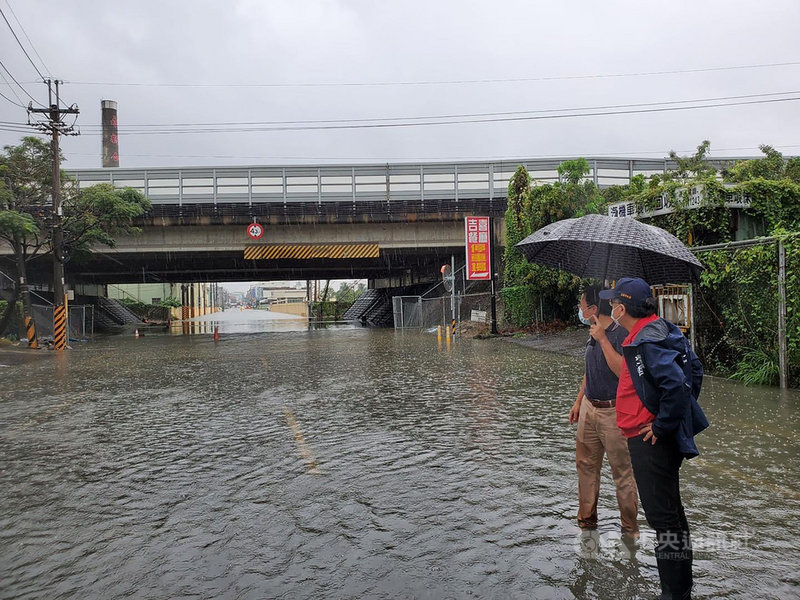 高雄市強降雨讓多處傳出積淹水情形,副市長史哲(右)20日到阿蓮區視察長者疫苗施打情形後,轉往勘查積淹水情形。(高雄市政府提供)中央社記者王淑芬傳真 110年6月20日
