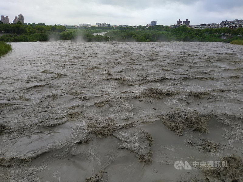 西南風影響,中央氣象局20日上午針對台中以南9縣市發布豪大雨特報,嘉義縣山區上午降下大雨,單單竹崎鄉光華村清晨至中午就降下145.5毫米,八掌溪溪水也因此暴漲。中央社記者蔡智明攝 110年6月20日