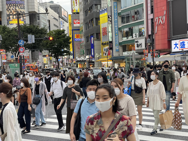 日本為防止武漢肺炎疫情擴大,對東京、大阪等10地發布緊急事態宣言,20日除了沖繩縣外,9地解封。因Delta變種病毒株等傳染力強,專家憂心7月下旬至8月第5波疫情將襲來。圖為20日東京澀谷車站前。中央社記者楊明珠東京攝 110年6月20日