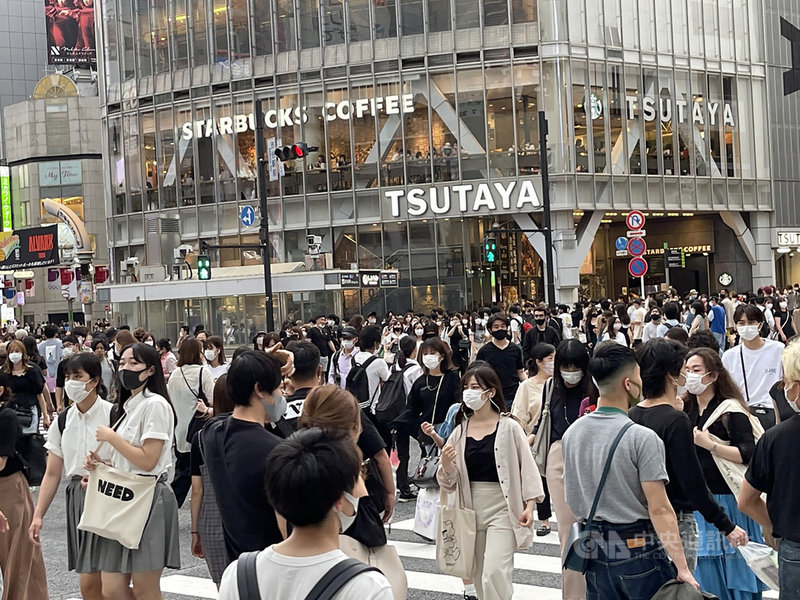東京都、大阪府等9地20日解除緊急事宣言,東京澀谷街頭可見湧入許多年輕人,但日本專家認為印度Delta變種病毒株傳染力強,呼籲民眾防疫不能鬆懈。中央社記者楊明珠東京攝 110年6月20日
