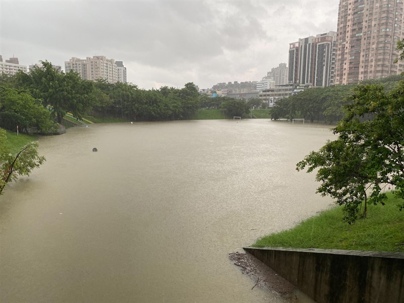 受到西南風的影響，高雄市20日清晨強降雨，三民區寶業里滯洪池已經滿水位，周邊道路有10至20公分積淹水。（民眾提供）中央社記者王淑芬傳真 110年6月20日