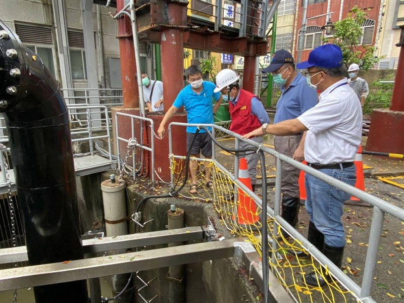 高雄市副市長林欽榮(右3)20日冒雨視察寶業里、本和里滯洪池,並提醒下午4時許逢高潮位,要滯洪池先行排空,以利應付下波強降雨滯洪並指示水利局檢視七賢抽水站,確保機組運作正常等防止水患。(高雄市政府提供)中央社記者王淑芬傳真 110年6月20日