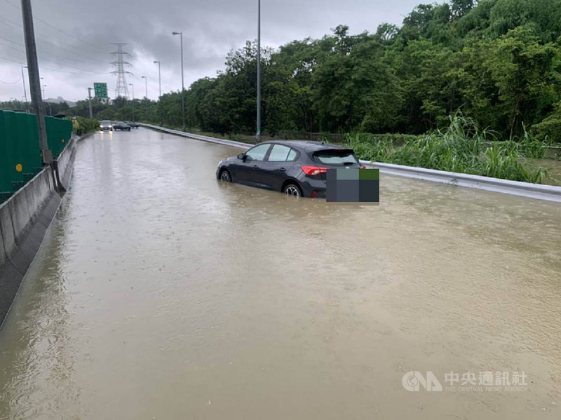 豪雨狂炸，高雄市燕巢區通往國10方向的道路20日上午積水逾半個輪胎深，有民眾車輛拋錨深陷其中，經向消防隊通報救援才得以脫困。（高市消防局提供）中央社記者王淑芬傳真　110年6月20日