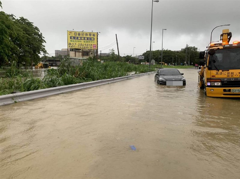 高雄市20日清晨有波段式豪雨，造成市區多處積水，燕巢區往國10方向積水逾半個輪胎高，有車輛深陷拋錨。（高市消防局提供）中央社記者王淑芬傳真　110年6月20日