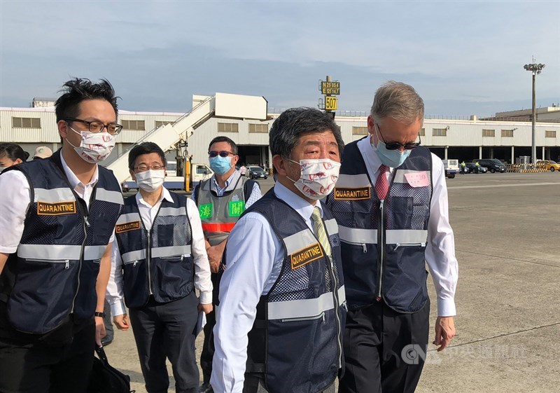 美國捐贈台灣250萬劑莫德納疫苗,20日下午順利運抵桃園國際機場,衛福部長陳時中(右2)、美國在台協會(AIT)處長酈英傑(William Brent Christensen)(右)親自接機。中央社記者吳睿騏桃園機場攝 110年6月20日