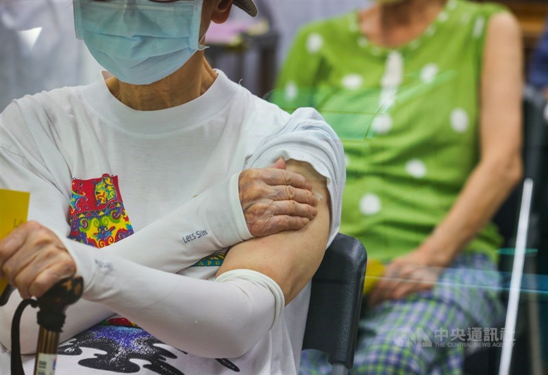 指揮中心發言人莊人祥表示,現在已有9例疑接種疫苗後死亡者經司法相驗解剖,初步研判死因大多與心血管疾病、慢性病有關。(中央社檔案照片)