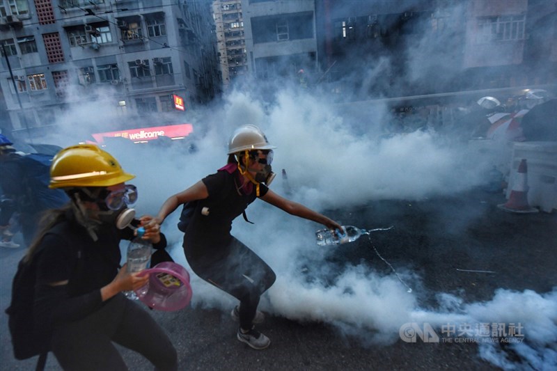 2019年香港爆發「反送中」運動,台灣政府在過程中聲援港人,讓港府不快。圖為2019年7月反送中運動中示威者。(中央社檔案照片)