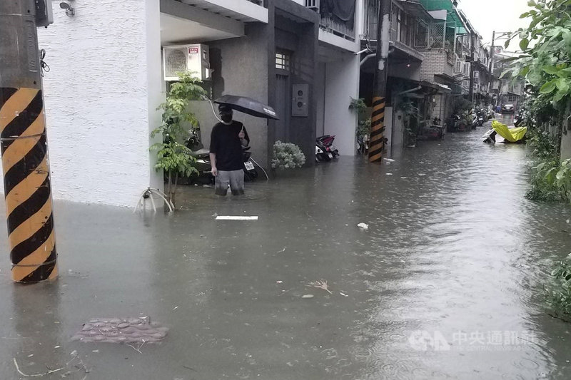 台南市部分地區20日凌晨出現雷雨,永康區一處巷弄疑因附近有排水工程正在進行,影響雨水宣洩速度,導致路面積水最深處接近成人膝蓋高度。(成功里長曾文俊提供)中央社記者楊思瑞台南傳真 110年6月20日