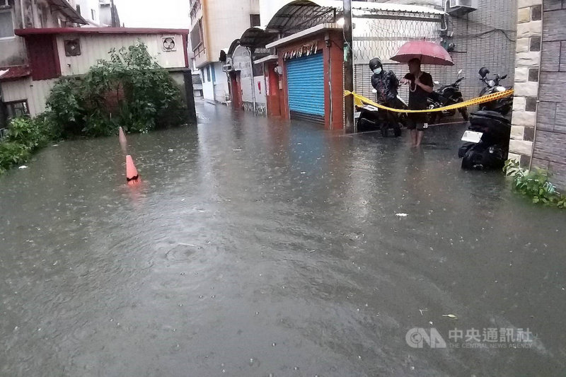 台南市部分地區20日凌晨出現雷雨,造成永康區一處巷弄積水,警方獲報前往拉上封鎖線。(成功里長曾文俊提供)中央社記者楊思瑞台南傳真 110年6月20日